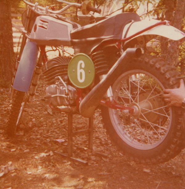 Hyvinkää 1975 Matti tarkkosen CZ 250cc huom takaiskarit.